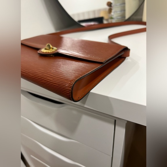 ❌SOLD❌Louis Vuitton Epi Leather Crossbody and Clutch - Picture 7 of 11